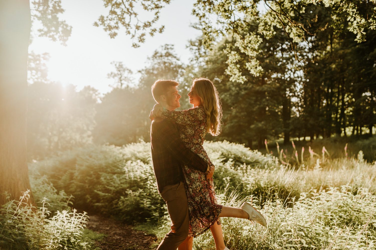 kent engagement shoot with golden hour couple portraits