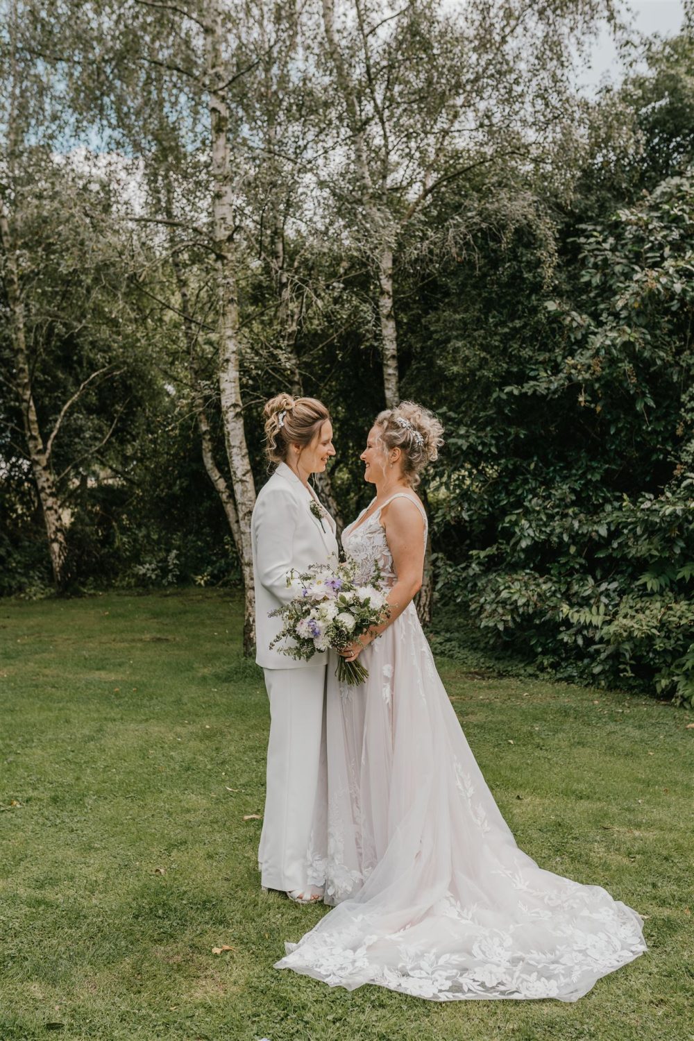 couple portraits in gardens at acorn barn wedding venue in oxfordshire