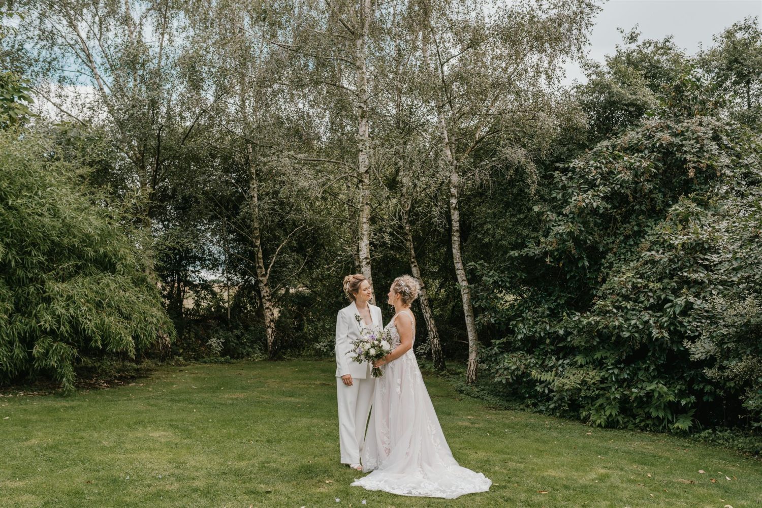 couple portraits in gardens at acorn barn wedding venue in oxfordshire