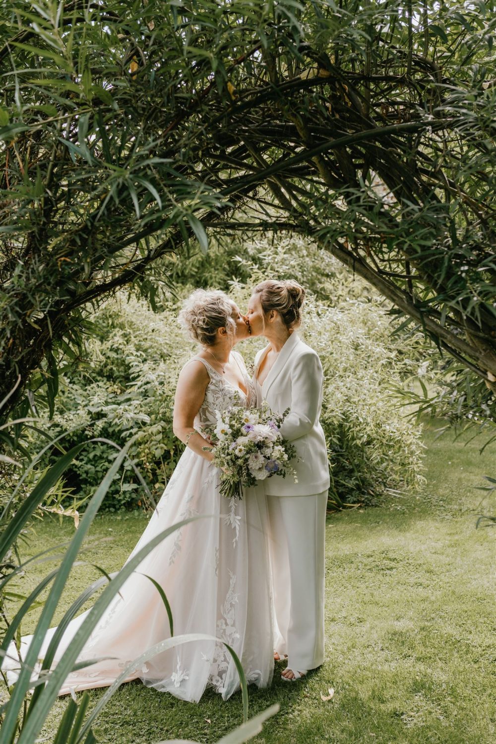 couple portraits in gardens at acorn barn wedding venue in oxfordshire