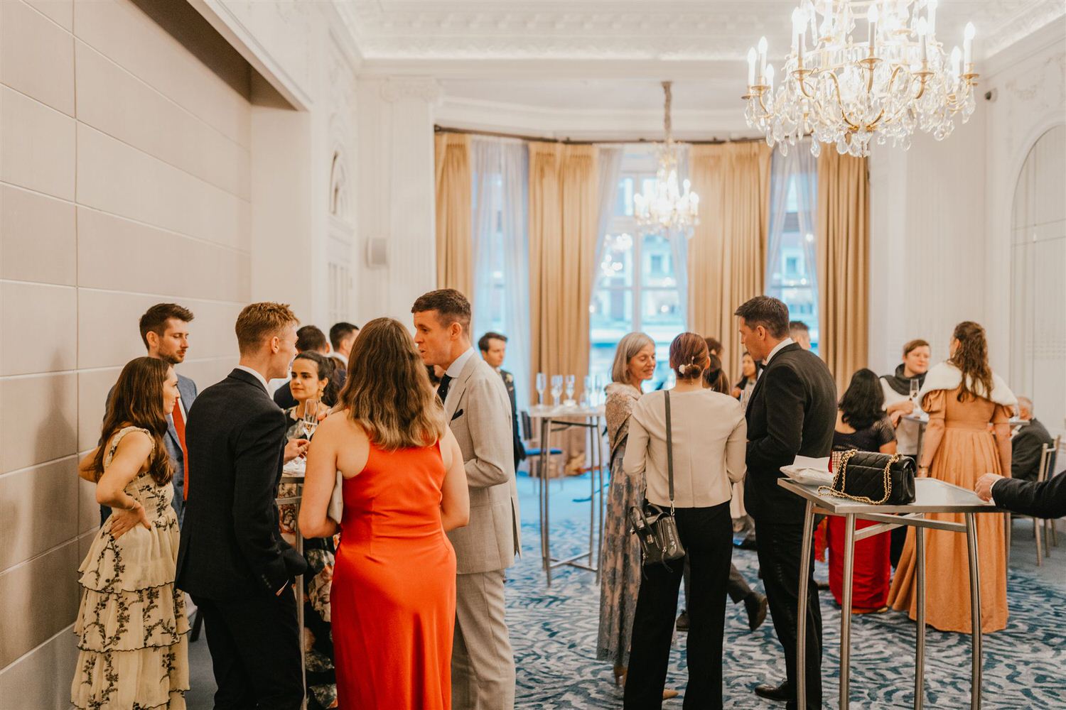 cocktail hour at intimate mandarin oriental wedding london