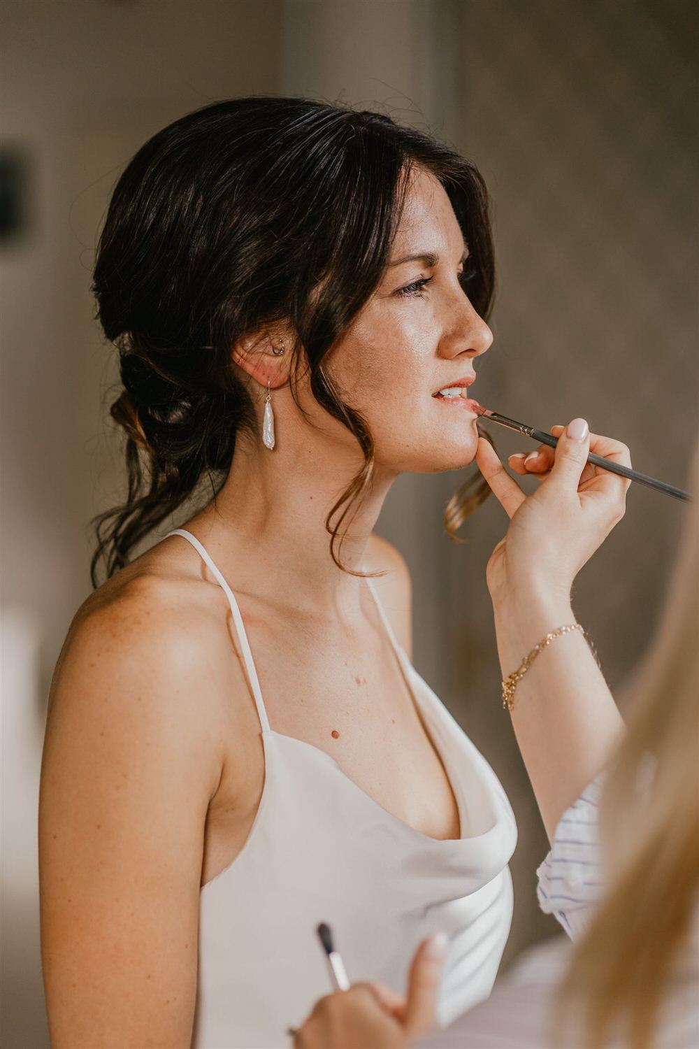 bridal prep at mount ephraim wedding in kent