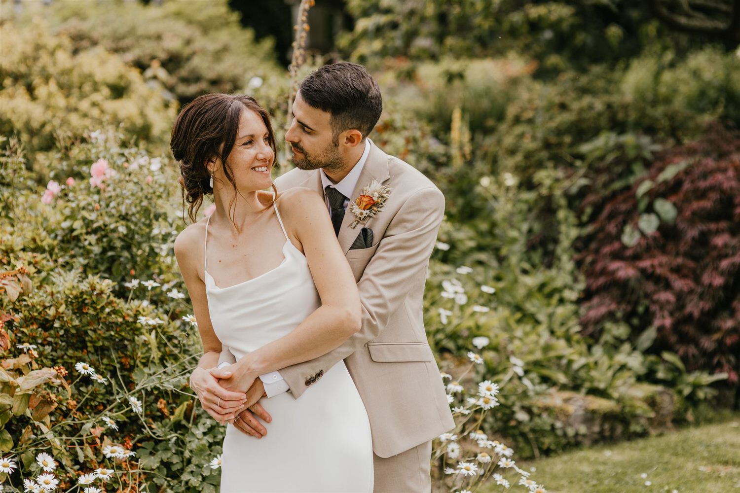 couple portraits in the gardens at mount ephraim wedding venue in kent