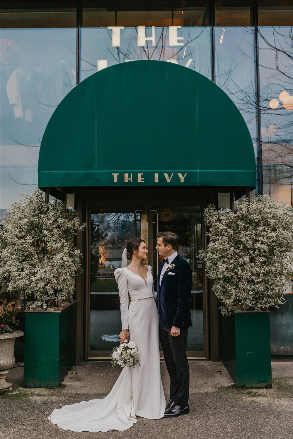 bride and groom couple portraits outside the ivy tower bridge in london winter wedding